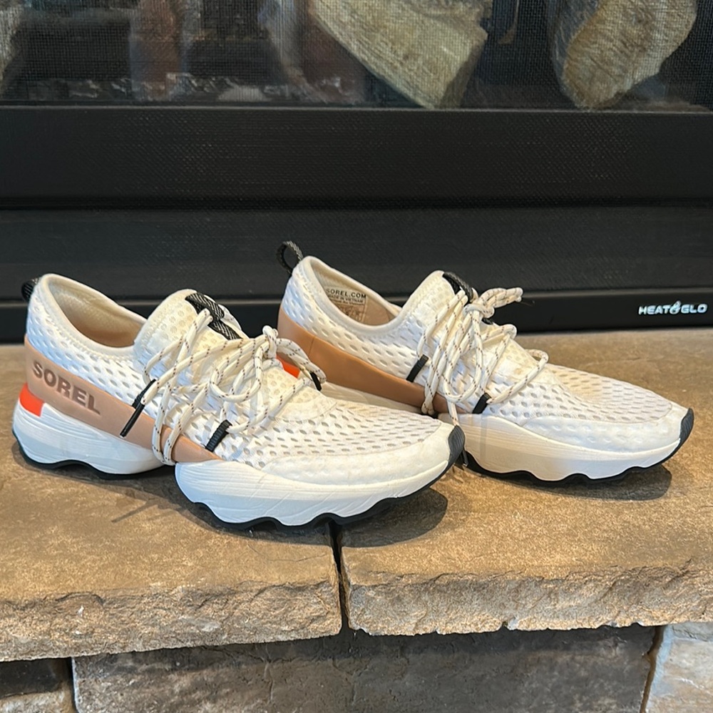 Sorel Kinetic Cream and Tan Athletic Shoes